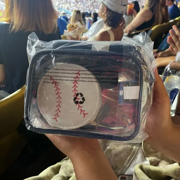 Hello Kitty Los Angeles Dodgers exclusive Crossbody Bag w/coin bag - Picture 3 of 4